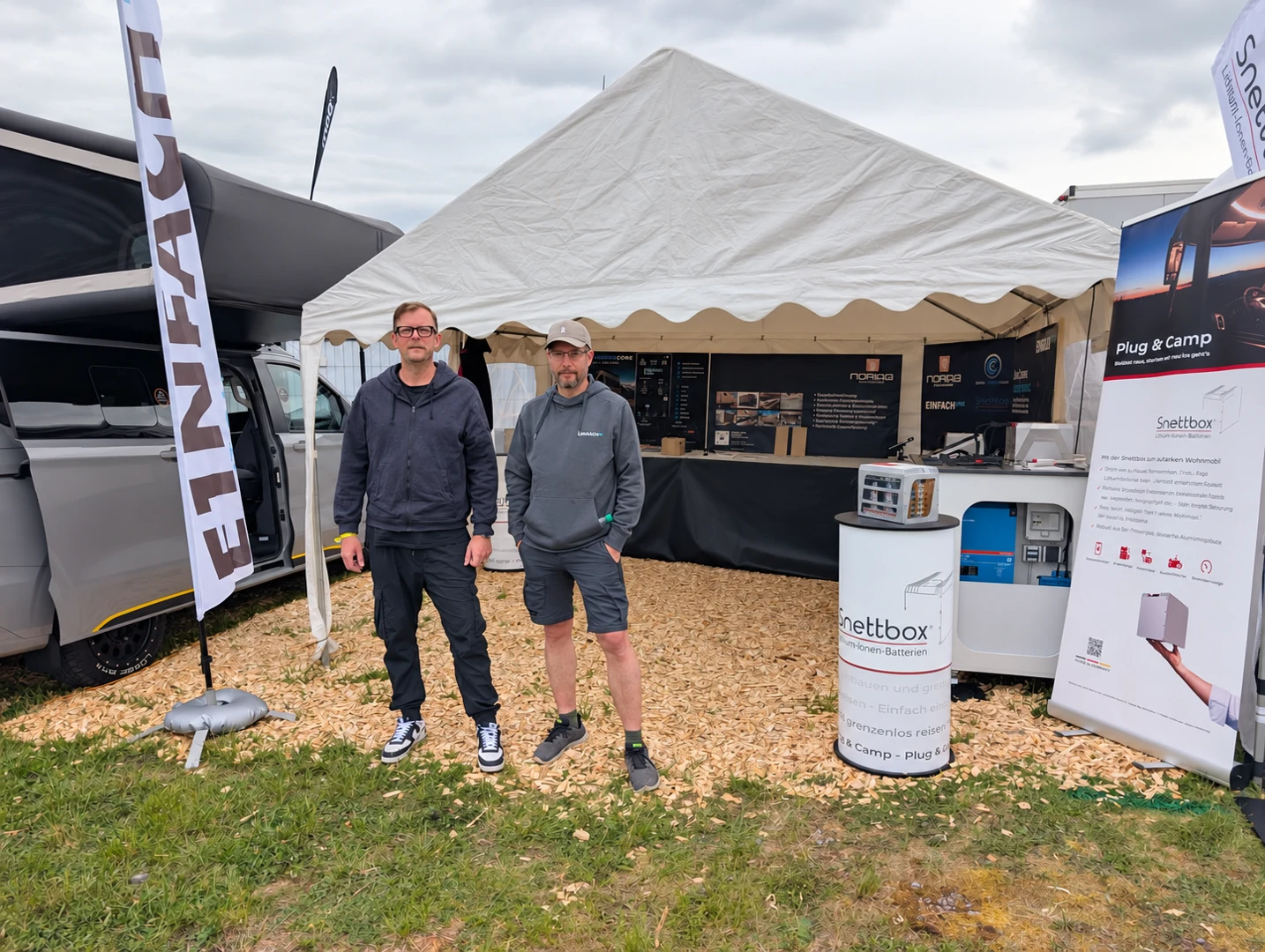 Gabor und Tim vor ihrem Messestand auf der Abenteuer und Allrad 2026